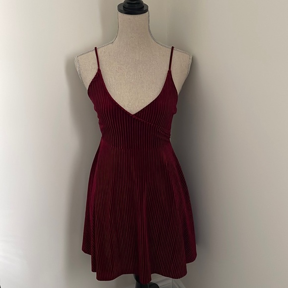 Forever 21 Burgundy/Wine Velvet Ribbed Dress Size Small - Picture 1 of 4
